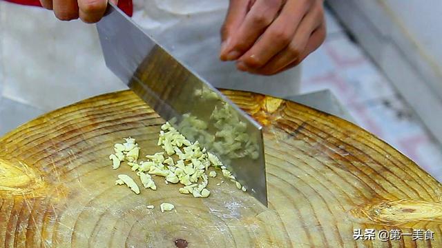 厨师长分享“清炒莴笋”的做法，学会这个窍门，莴笋翠绿清脆
