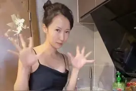 李念在家真高调，素颜穿吊带裙打扮性感，36岁徒手拳打西瓜太野蛮图片