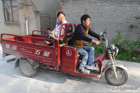 闲不住的“拐杖老师”！乡村教师李磊坚守讲台15年，网课期间还拄拐送教图片