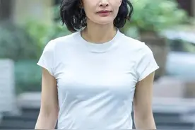 外表清纯内心狂浪的三位女星，走马灯般换男友图片