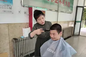 石家庄一中学班主任化身托尼老师 解决学生“头”等大事图片
