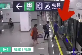 老人推婴儿车抢上地铁 婴儿上车了老人留站台图片