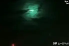灾难前兆还是飞碟降临？澳洲夜空突现神秘飞行物，发出耀眼绿光图片