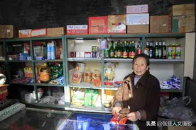 74岁大娘一人住在大山里 过着城市楼房不换的生活 真自在图片