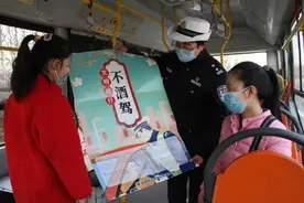 妇女节致美丽的女交警图片