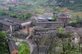 重庆废弃重炮兵工厂，山洞作车间有三层楼高，上下班都得乘坐缆车图片