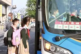 小学复学复课第一天 他们坐“专车”去上课啦！ | 成华融媒图片