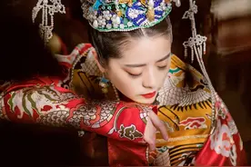 95后小姐姐用2毛钱易拉罐神还原精美凤冠，引100万人点赞图片