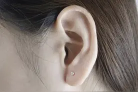 打耳洞竟差点瘫痪？关于耳洞，这些细节你一定要知道图片