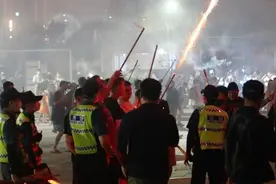 美军在亚洲为非作歹，故意放鞭炮炸路人，不戴口罩戏弄漂亮女警图片