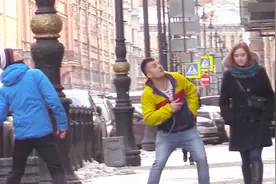 恶作剧：假装头顶有东西掉下来，吓得路人也赶紧跟着躲！视频封面