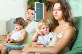 二胎会越生越穷？“跟风”生二胎的家庭，将来会面临这几个问题图片