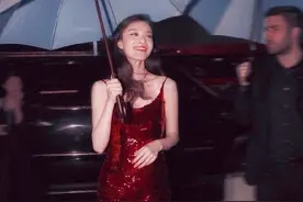 倪妮的雨中撑伞出圈神图，简直是神赐的美貌图片