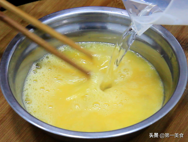 口嫩不老无蜂窝，原来蒸出完美鸡蛋羹只用了很简单的窍门