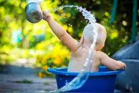 秋冬宝宝洗澡攻略：多久洗一次？水温几度？有何禁忌？妈妈要清楚图片