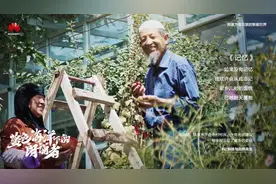 蓝色海洋下的朗诵者图片