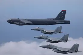 美军核轰战巡，战机左右伴随，威慑中国，日本自卫队也要上蹿下跳图片