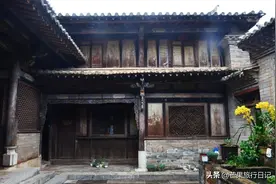 云南深山有栋豪宅，建房用了3.6斤黄金，36间房只居住着一位老人图片