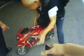 七旬大爷太调皮 迷你摩托开上路图片