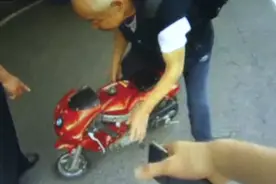 七旬大爷太调皮 迷你摩托开上路图片