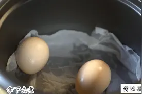 1张湿纸巾，2个鸡蛋，电饭煲里5分钟，教你轻松做出溏心蛋视频封面