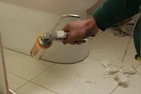 马桶安装用玻璃胶还是白水泥？我家不幸选错，渗水又发臭！好恶心图片