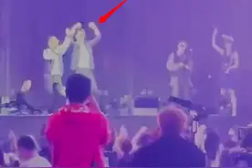 44岁靳东酒吧蹦迪？摇头晃脑超嗨险跌倒，扭腰摆跨惹美女尖叫图片