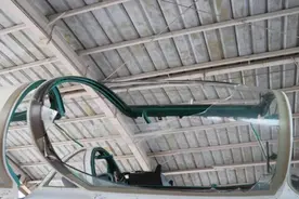 战机撞鸟座舱盖80%受损，​飞行员上百次调整稳稳降落图片