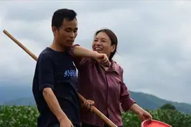 丈夫患抑郁症，妻子带他跳舞上央视，每次跳完都会拥抱图片