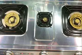 老保姆清洗灶台有绝招，撒上一点它，灶台瞬间洁净如新，太厉害了视频封面