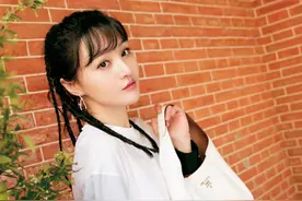 29岁也能大胆尝试各种可能！郑爽扎脏辫带黑玛瑙耳环，甜美又个性图片