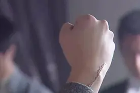 美女无意间看到老于手上的伤疤，心中诧异视频封面