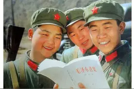 《解放军画报》1977年1-12期封面：图9是邓小平戎装复出图片