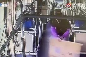 怕弄脏座位，拾荒老人上车坐地上，车长暖心回应：脏了可以再擦图片