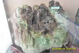 白玉无瑕，在光线的衬托下更加雪白纯净图片