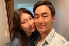 43岁阿姨爱上20岁小伙，他们结婚生子，相亲相爱，幸福得让人羡慕图片