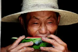 7旬大爷20岁倒插门40岁因太懒被离婚，现一人吃饱全家饱过成啥样图片