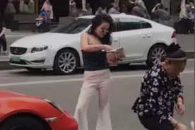 保时捷女司机又“作死”？车停路中间站姿太羞耻，网友：真是奇葩图片