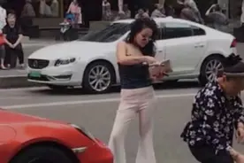 保时捷女司机又“作死”？车停路中间站姿太羞耻，网友：真是奇葩图片