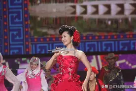 54岁于文华与女儿同框引热议，长相气质唱歌都有妈妈的好基因图片