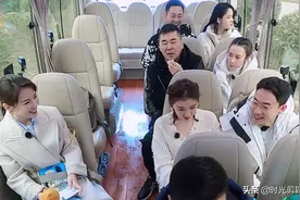 《妻旅5》同样陪老婆坐大巴车，只有他坐在里面，让老婆坐外面图片