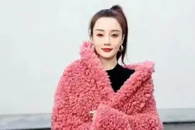 李小璐真潮！穿粉色羊羔毛外套配包臀裙，“外松内紧”显瘦又时髦图片