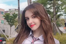 展现不一样的清纯，欧美网红小姐姐，完美身材太靓图片