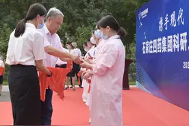 这才是一流的科研环境！石家庄四药集团66名科研骨干领汽车了图片