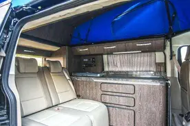 25万合资“露营”MPV！车顶可升降，厨房马桶，睡4个人自驾神器！视频封面
