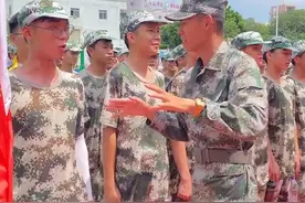 军训教官试图纠正广东学员的普通话，越教越气，最后教官都气笑了图片