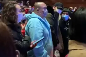 郭德纲老婆王惠太阔气，戴5位数围巾剪西瓜短发，为人很低调图片