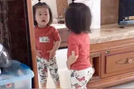 2岁女孩照镜子发现腰没时，表情笑翻网友：像极了减肥失败的我图片