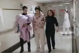 最“霸气”产妇火了！顺产后自己“走”回病房，网友：凯旋而归图片
