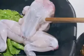 江苏无锡：男子把扒了皮的牛蛙下火锅，牛蛙竟还在锅里“蛙泳”图片